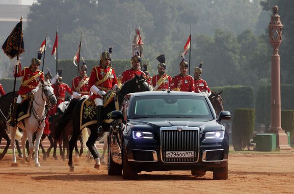 Автомобиль &quot;Аурус&quot; кортежа президента РФ Владимира Путина въезжает в сопровождении почетного конного караула на площадь перед президентским дворцом в Нью-Дели. - Sputnik Беларусь
