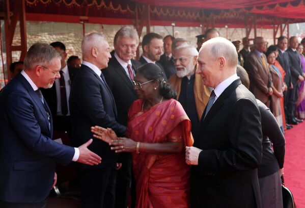 Президент РФ Владимир Путин, президент Индии Дроупади Мурму (в центре) и премьер-министр Индии Нарендра Моди приветствуют российскую делегацию на церемонии официальной встречи в Нью-Дели. - Sputnik Беларусь