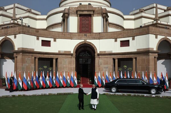 Президент РФ Владимир Путин и премьер-министр Индии Нарендра Моди перед началом российско-индийских переговоров в Нью-Дели. - Sputnik Беларусь