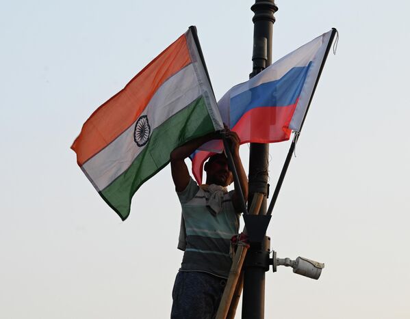 Улицы Нью-Дели украшают российскими и индийскими флагами в преддверии визита президента РФ Владимира Путина в Индию. - Sputnik Беларусь