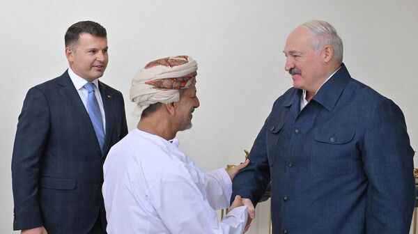 Встреча президента Беларуси Александра Лукашенко с президентом Оманского инвестиционного агентства Абдельсаламом Мохамедом аль-Муршиди Встреча президента Беларуси Александра Лукашенко с президентом Оманского инвестиционного агентства Абдельсаламом Мохамедом аль-Муршиди - Sputnik Беларусь