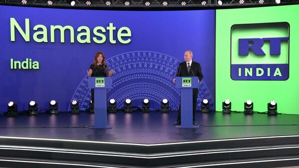 Президент РФ Владимир Путин и главный редактор телеканала RT и медиагруппы &quot;Россия сегодня&quot; Маргарита Симоньян на церемонии запуска вещания телеканала &quot;RT India&quot; в Нью-Дели. - Sputnik Беларусь