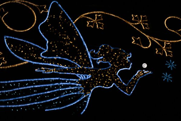 Полная луна видна за городским фонарем в форме феи, летящей к небесному светилу (Лондон, Великобритания). - Sputnik Беларусь