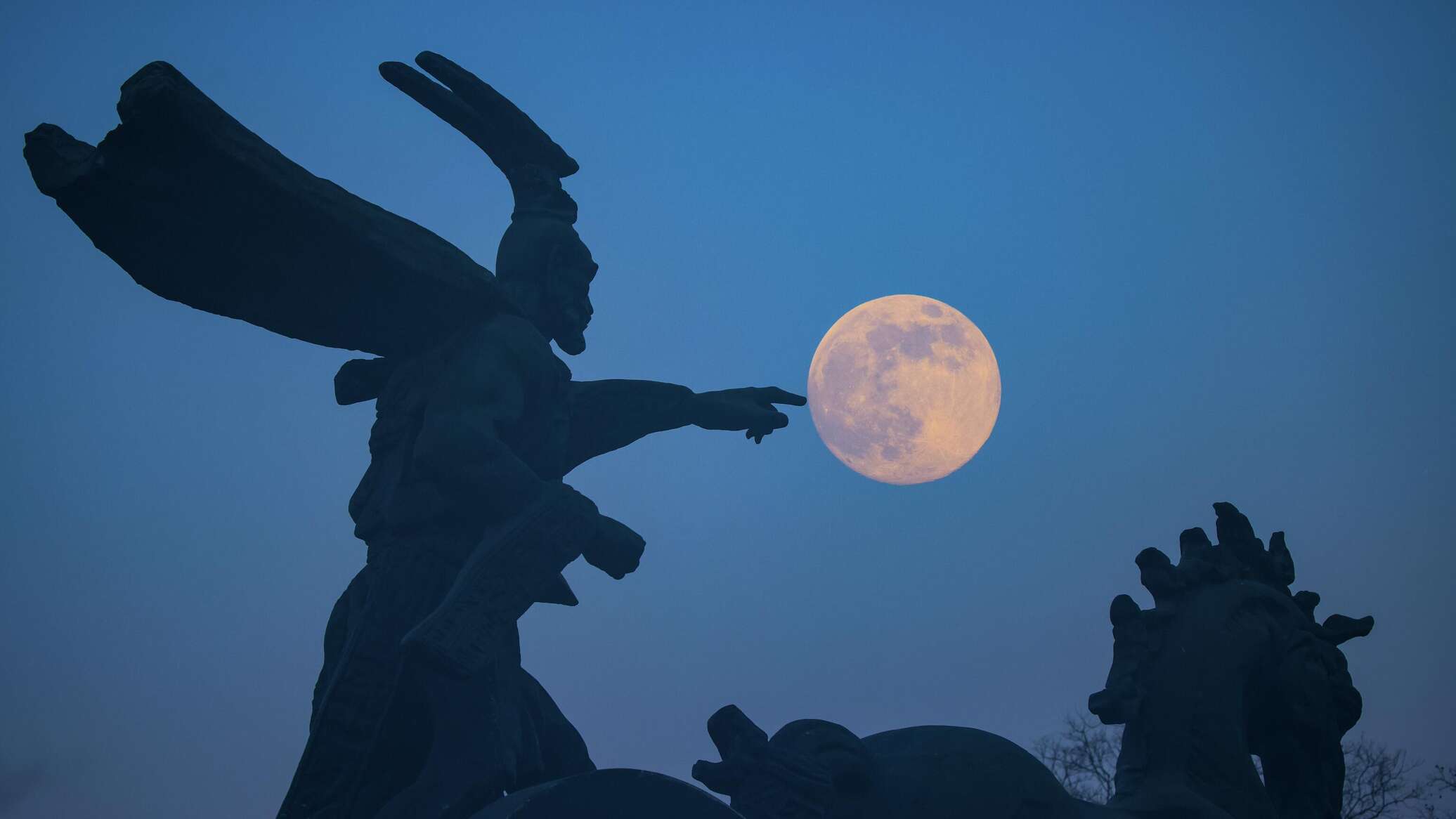 Луна на кончике пальца: эффектные фото суперлуния из разных стран мира