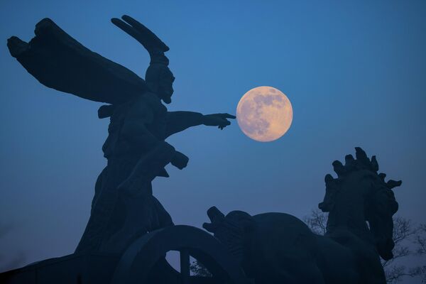 Полная луна освещает ночное небо в Хуайбэе, провинция Аньхой, Китай. - Sputnik Беларусь