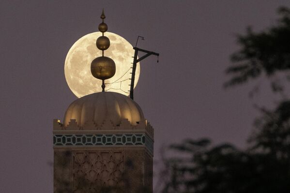 Суперлуние восходит над мечетью Кутубия XII века в Марракеше, Марокко. - Sputnik Беларусь