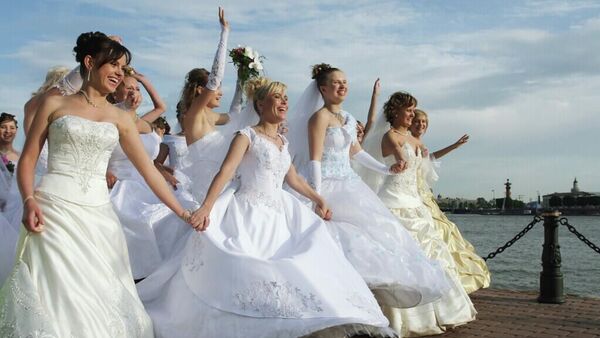 Шоу невест перед открытием парусной регаты Паруса белых ночей, Россия - Sputnik Беларусь