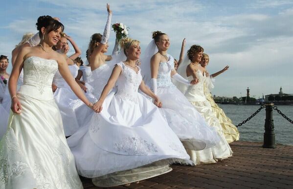 "Шоу невест" перед открытием парусной регаты "Паруса белых ночей"