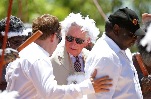 Принц Уэльский принимает участие в традиционной церемонии приветствия во время визита на гору Нхулун в Нхулунбуе в Австралии