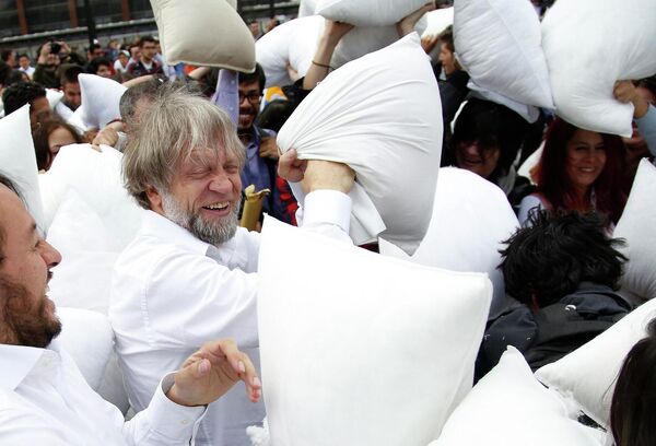 Бывший кандидат в президенты Колумбии Антанас Мокус участвует в бою подушками