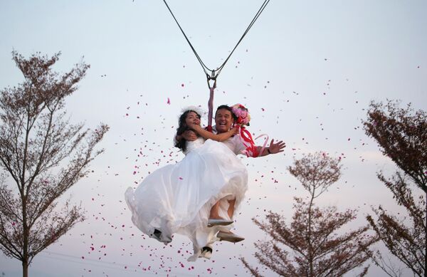 Празднование Дня святого Валентина на свадебной церемонии в провинции Ратчабури в Таиланде