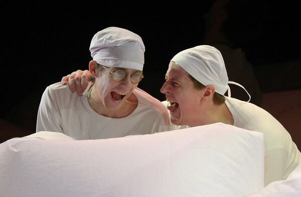 Актеры Алексей Веселкин-младший и Андрей Сипин в сцене из спектакля режиссера Юрия Грымова "Цветы для Элджернона"