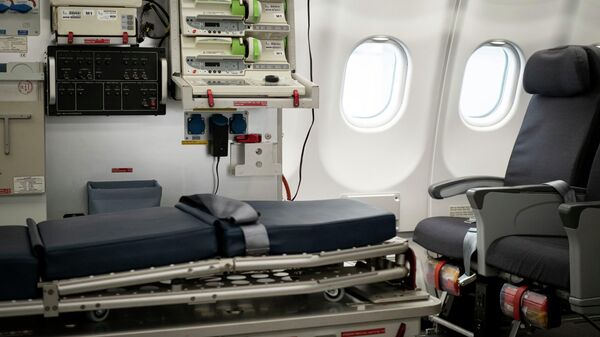 Место для оказания медицинской помощи на борту самолета, архивное фото - Sputnik Беларусь