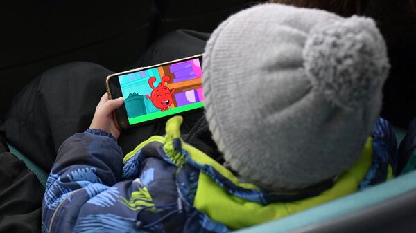 Ребенок со смартфоном - Sputnik Беларусь