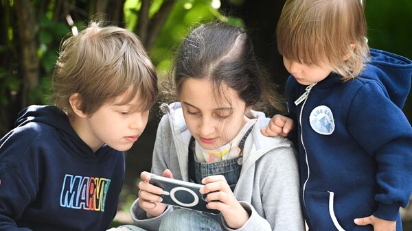Дети играют в смартфон - Sputnik Беларусь