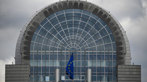 Флаг Евросоюза на здании штаб-квартиры Европейского парламента в Брюсселе - Sputnik Беларусь