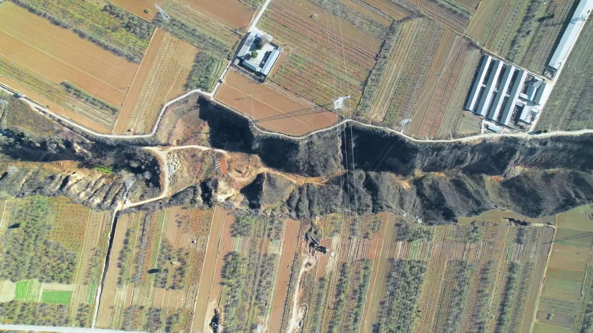 Гигантский разлом земной коры в Китае сняли на видео с высоты