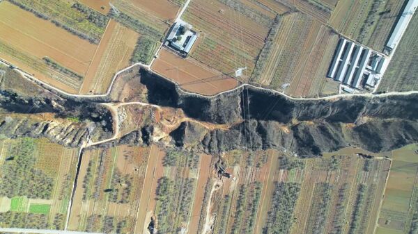 Гигантский разлом земной коры в Китае сняли на видео с высоты - Sputnik Беларусь