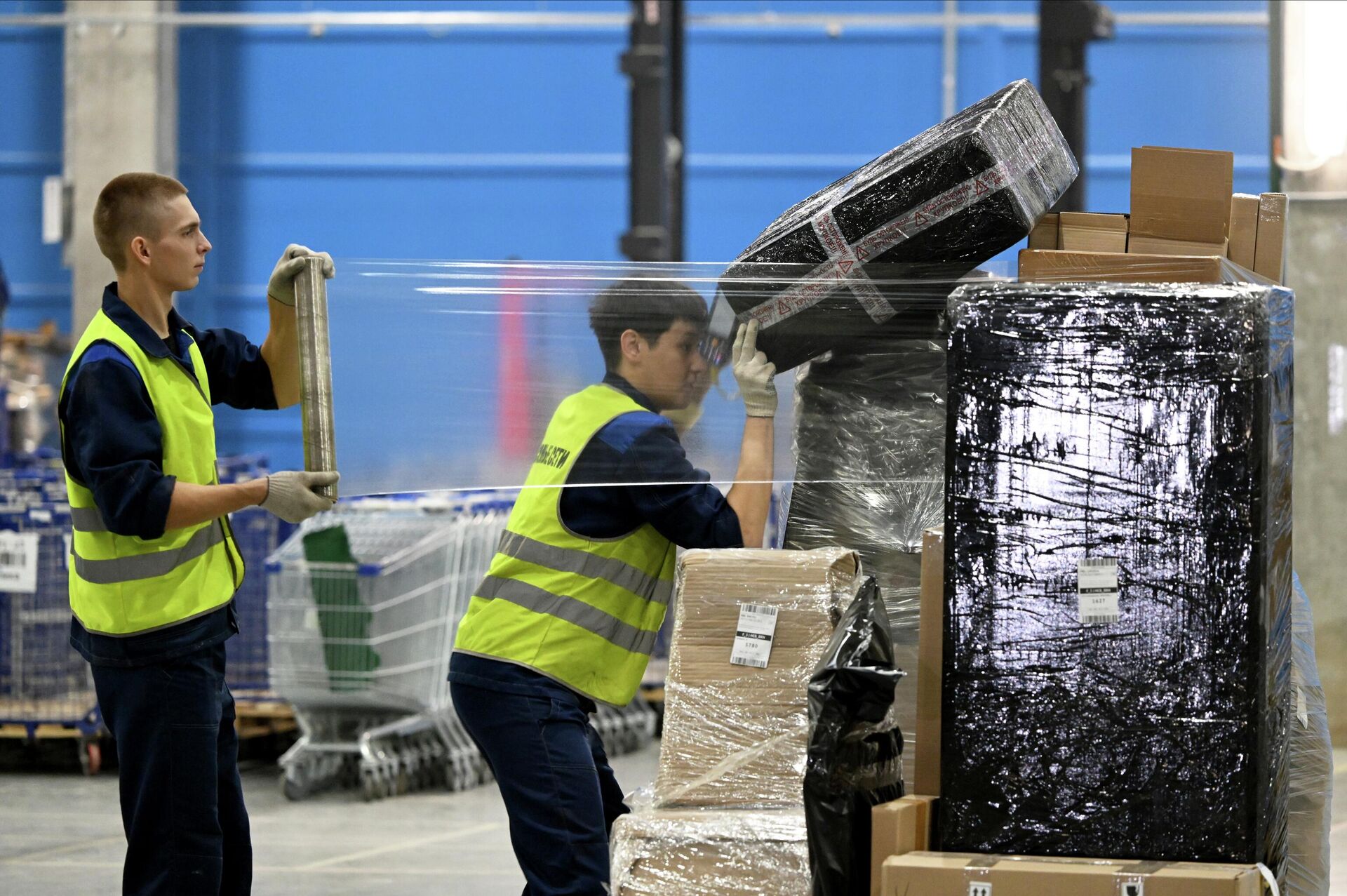 Распределительный центр маркетплейса, архивное фото