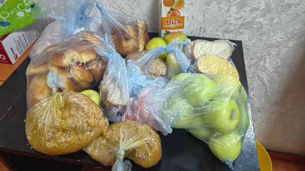 Часть продуктов, которые пытались вынести задержанные - Sputnik Беларусь