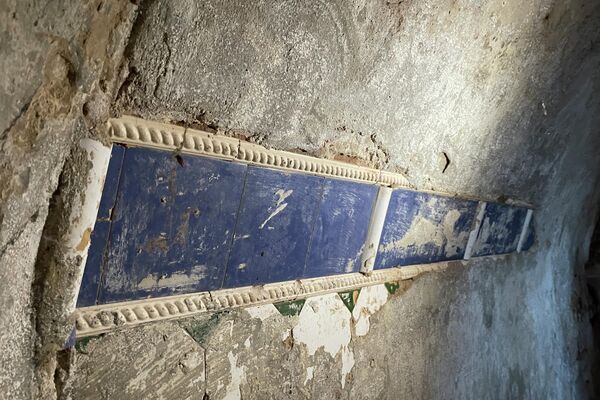 Метлахская плітка, знойдзеная ў ванным пакоі палаца ў Нароўлі - Sputnik Беларусь