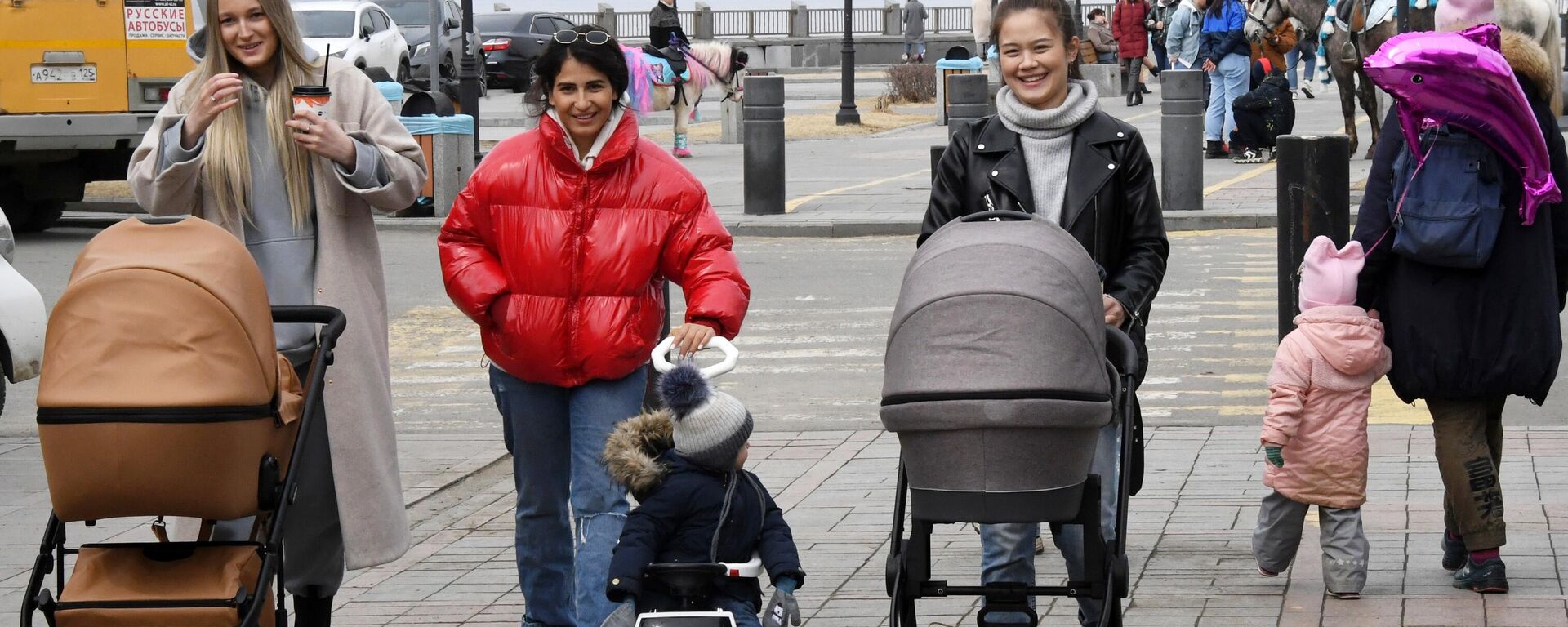 Маці з каляскамі - Sputnik Беларусь, 1920, 08.12.2025