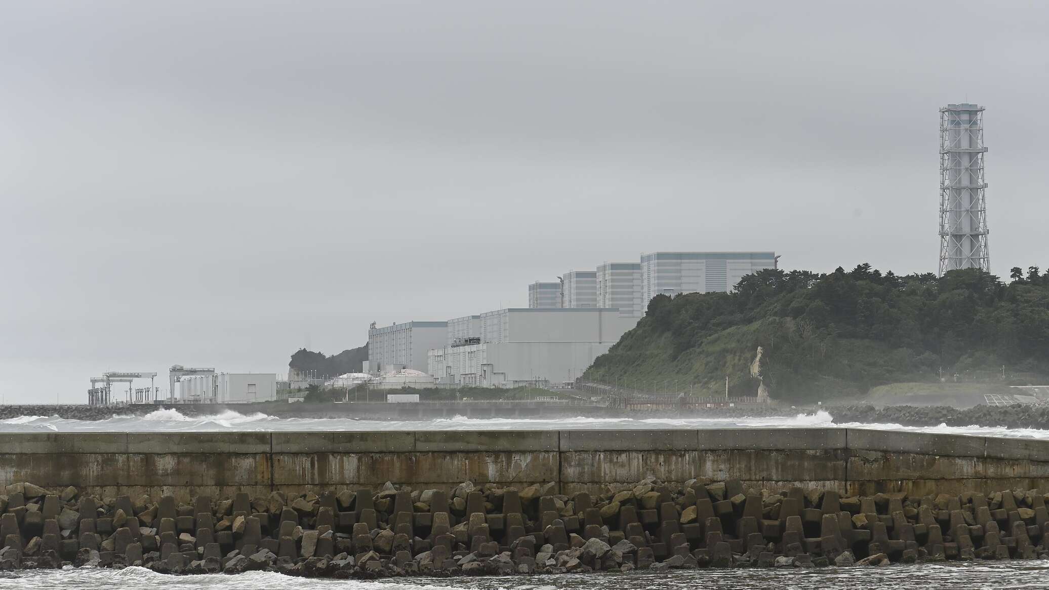 Сброс воды с АЭС «Фукусима-1» остановлен после землетрясения в Японии Сброс воды с АЭС «Фукусима-1» остановлен после землетрясения в Японии