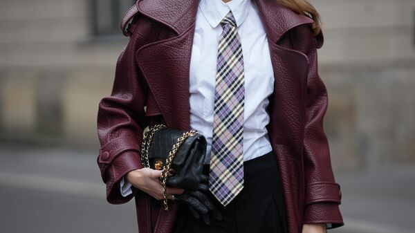 Бордовый тренч из искусственной кожи с широкими лацканами, текстурированной ткани и поясом на талии - Sputnik Беларусь