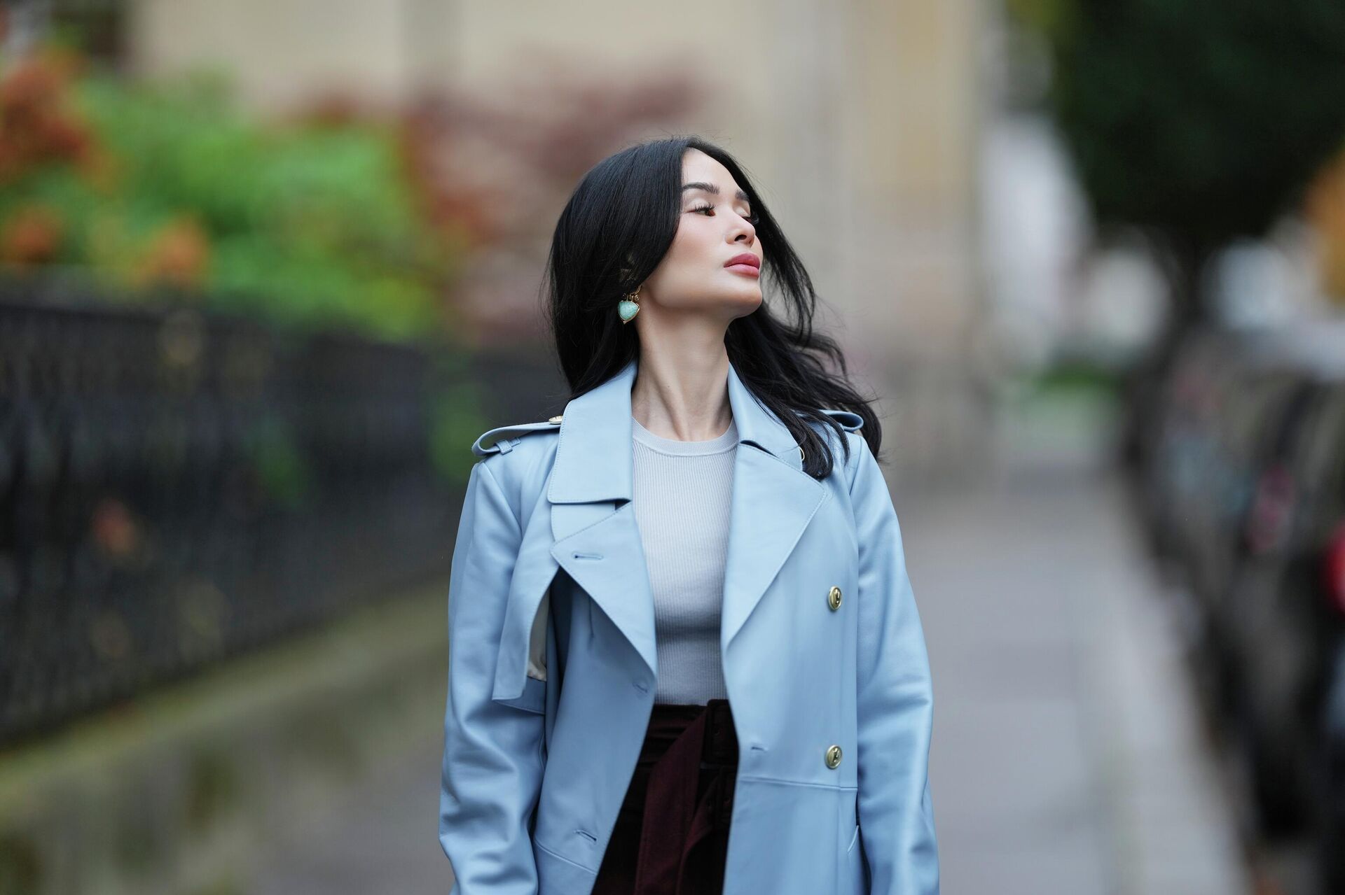 Светло-голубой кожаный двубортный тренч поверх светло-серого трикотажного топа - Sputnik Беларусь, 1920, 09.12.2025