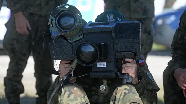 Военнослужащий территориальной обороны Польши испытывает противотанковый комплекс FGM-148 Javelin - Sputnik Беларусь