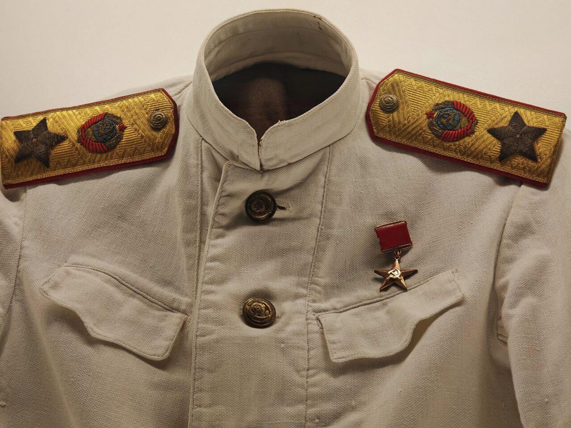 Парадный китель – единственный в белорусских музеях экспонат из личных вещей Сталина - Sputnik Беларусь, 1920, 09.12.2025