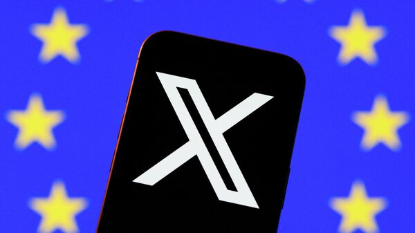 Логотип соцсети X на экране мобильного телефона - Sputnik Беларусь