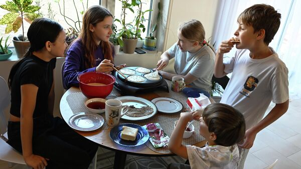 Дзеці за сталом - Sputnik Беларусь