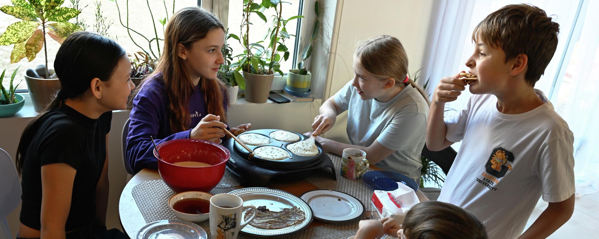 Дзеці за сталом - Sputnik Беларусь, 1920, 10.12.2025