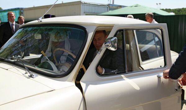 Есть в коллекции Путина и еще один ретроавтомобиль – &quot;Волга&quot; ГАЗ-21. Пассажиром Путина 30 мая 2009 года (на тот момент премьер-министра РФ) был патриарх Кирилл. - Sputnik Беларусь