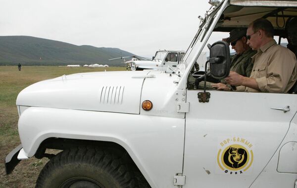 Путин за рулем УАЗа 13 августа 2007 года в Туве. На пассажирском сиденье – князь Монако Альберт II. - Sputnik Беларусь