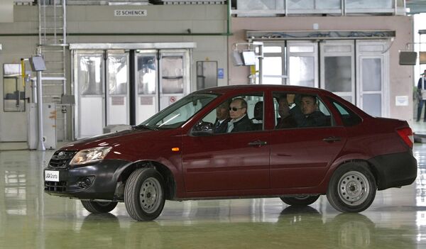 Позже он прокатился и на сменившем &quot;Калину&quot; автомобиле – Lada Granta. - Sputnik Беларусь