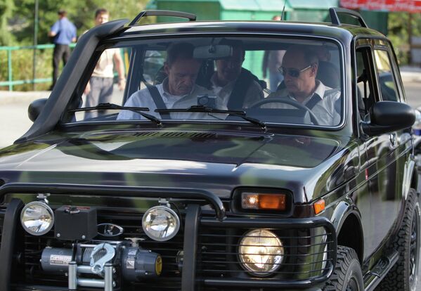 А на собственной &quot;Ниве&quot; Путин в сентябре 2009 года прокатил в Сочи на тот момент председателя Координационной комиссии МОК по подготовке XXII зимних Олимпийских игр в Сочи, члена МОК Жан-Клода Килли и исполнительного директора МОК Жильбера Фелли. - Sputnik Беларусь