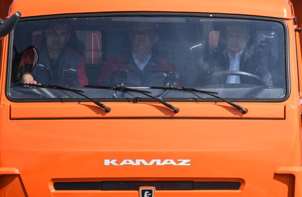 Путин садился за руль не только легковых автомобилей, но и проехал на КамАЗе по автодорожной части Крымского моста. - Sputnik Беларусь