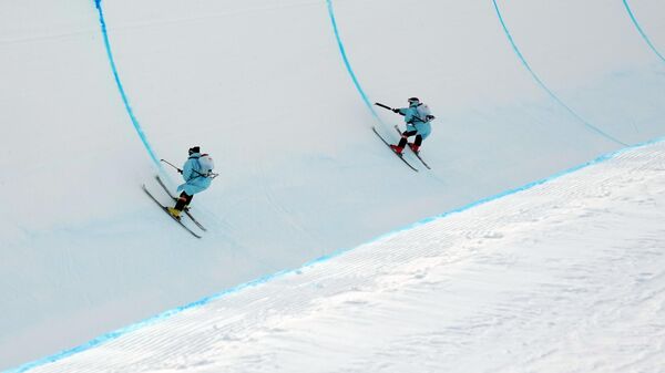 Технические сотрудники осуществляют разметку на трамплине во время соревнований по фристайлу - Sputnik Беларусь