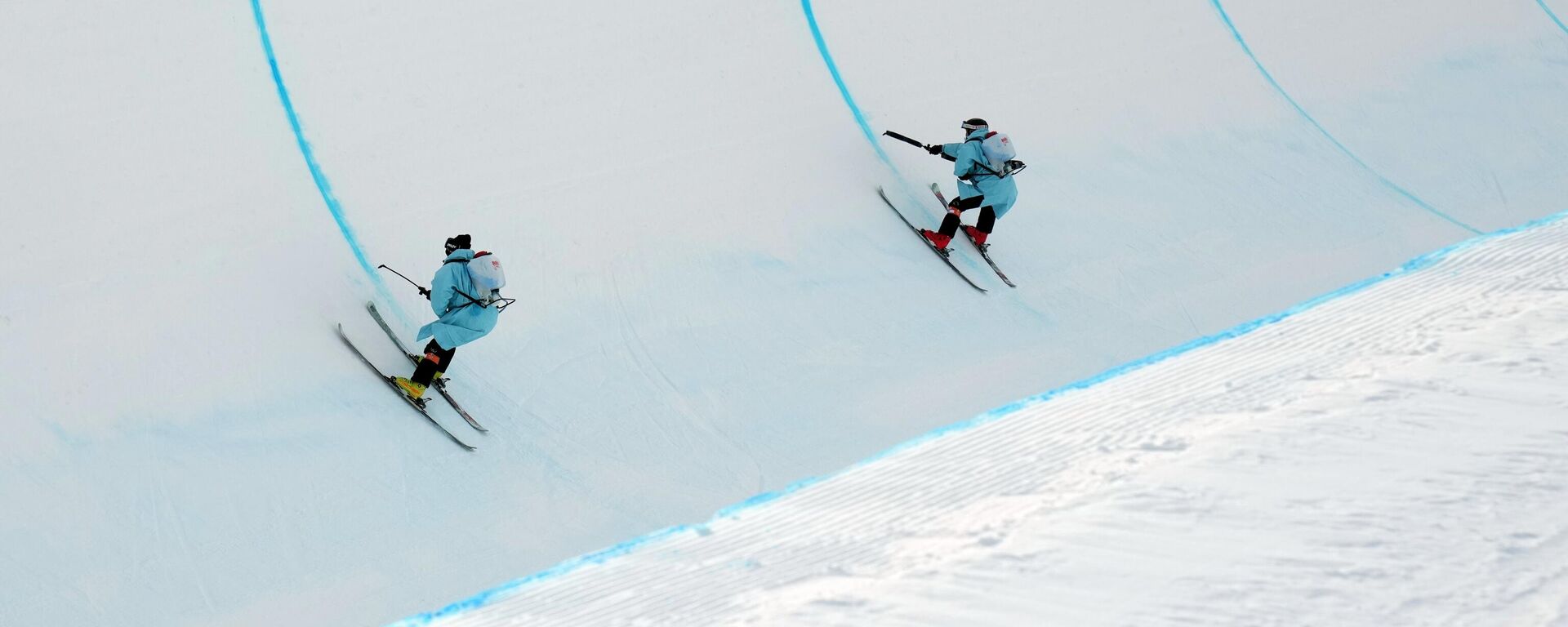 Тэхнічныя супрацоўнікі ажыццяўляюць разметку на трампліне падчас спаборніцтваў па фрыстайле - Sputnik Беларусь, 1920, 10.12.2025