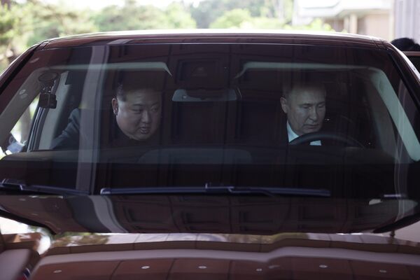 Пассажиром Путина в представительском Aurus был и председатель КНДР Ким Чен Ын во время визита Путина в Пхеньян в июне 2024 года. Автомобиль стал подарком российского лидера.  - Sputnik Беларусь