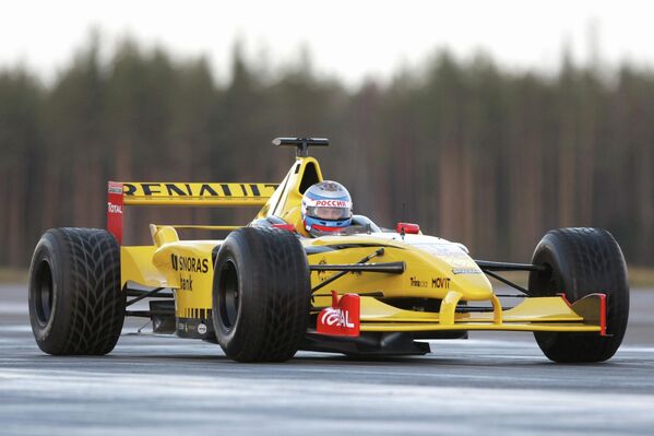 А также на болиде &quot;Формулы-1&quot; по специальному треку в Ленинградской области. - Sputnik Беларусь