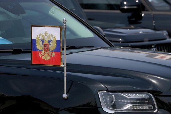 Ранее российский лидер признался, что не всегда передвигается на кортеже &quot;с мигалками и сигналами&quot;, а иногда ездит &quot;по-честному, по-тихому&quot;, чтобы посмотреть, какие проблемы есть на улицах Москвы. - Sputnik Беларусь