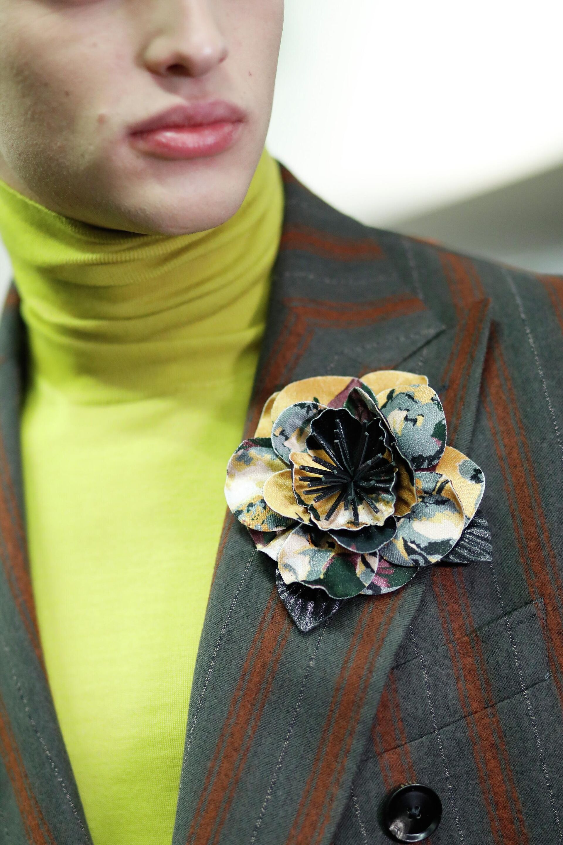 Брошь на лацкане мужского пиждака - Sputnik Беларусь, 1920, 10.12.2025