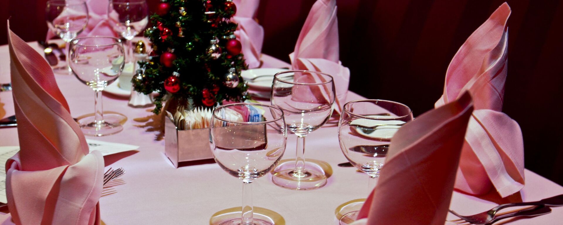 Новогодний стол в ресторане - Sputnik Беларусь, 1920, 11.12.2025