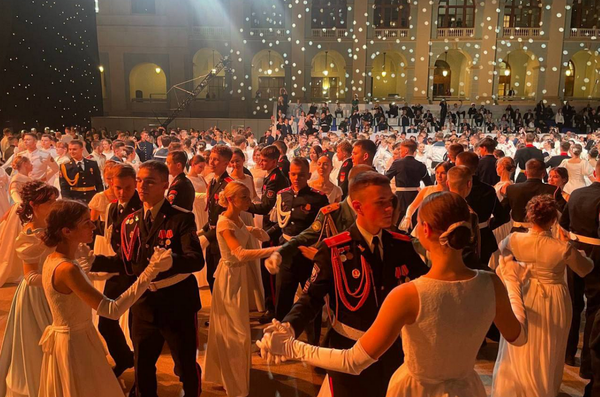 Кадэты Мінскага Сувораўскага ваеннага вучылішча сталі ўдзельнікамі Х Міжнароднага дабрачыннага Крамлёўскага кадэцкага балю. - Sputnik Беларусь