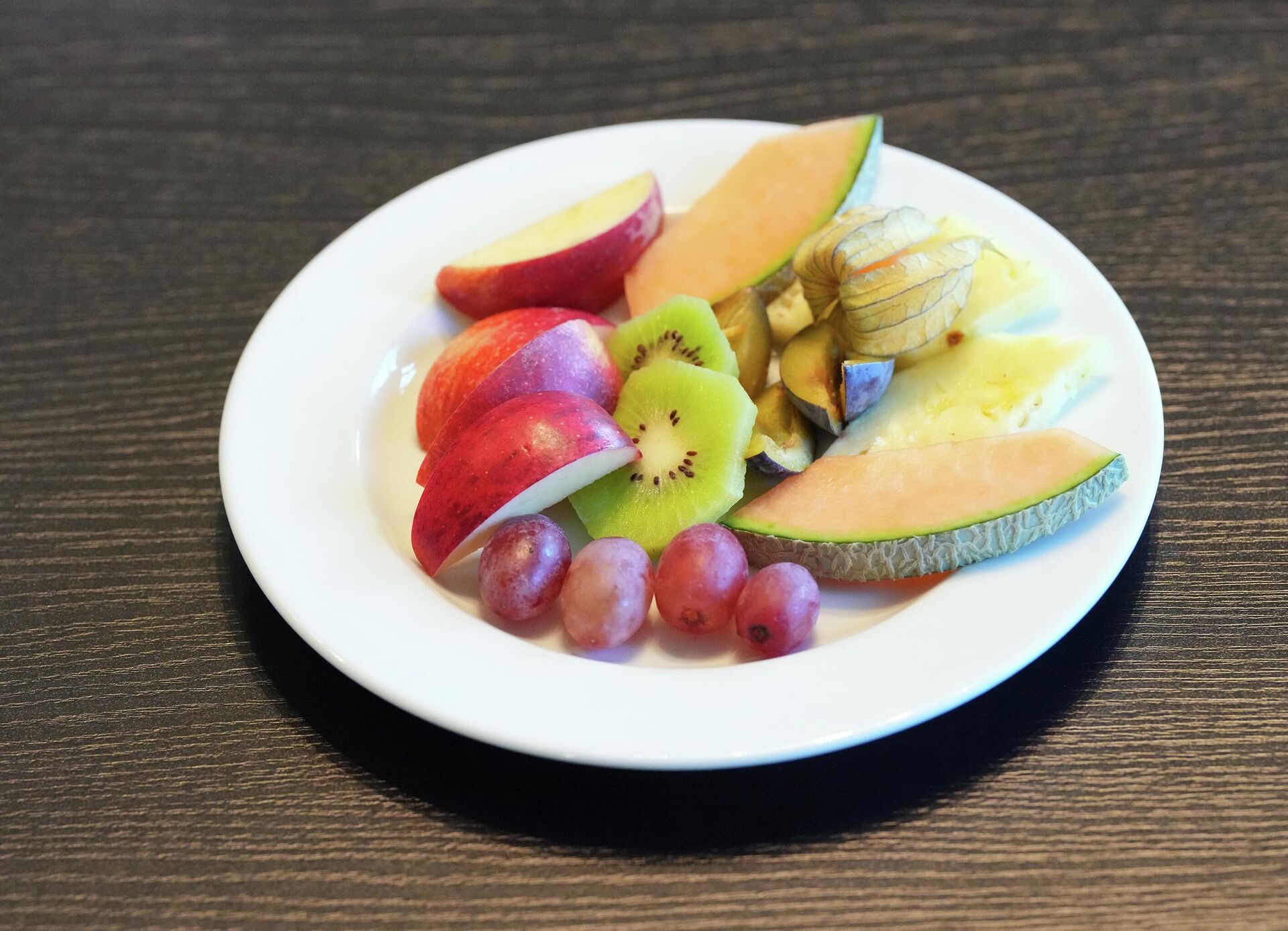 Тарелка с фруктами Тарелка с фруктами - Sputnik Беларусь, 1920, 11.12.2025