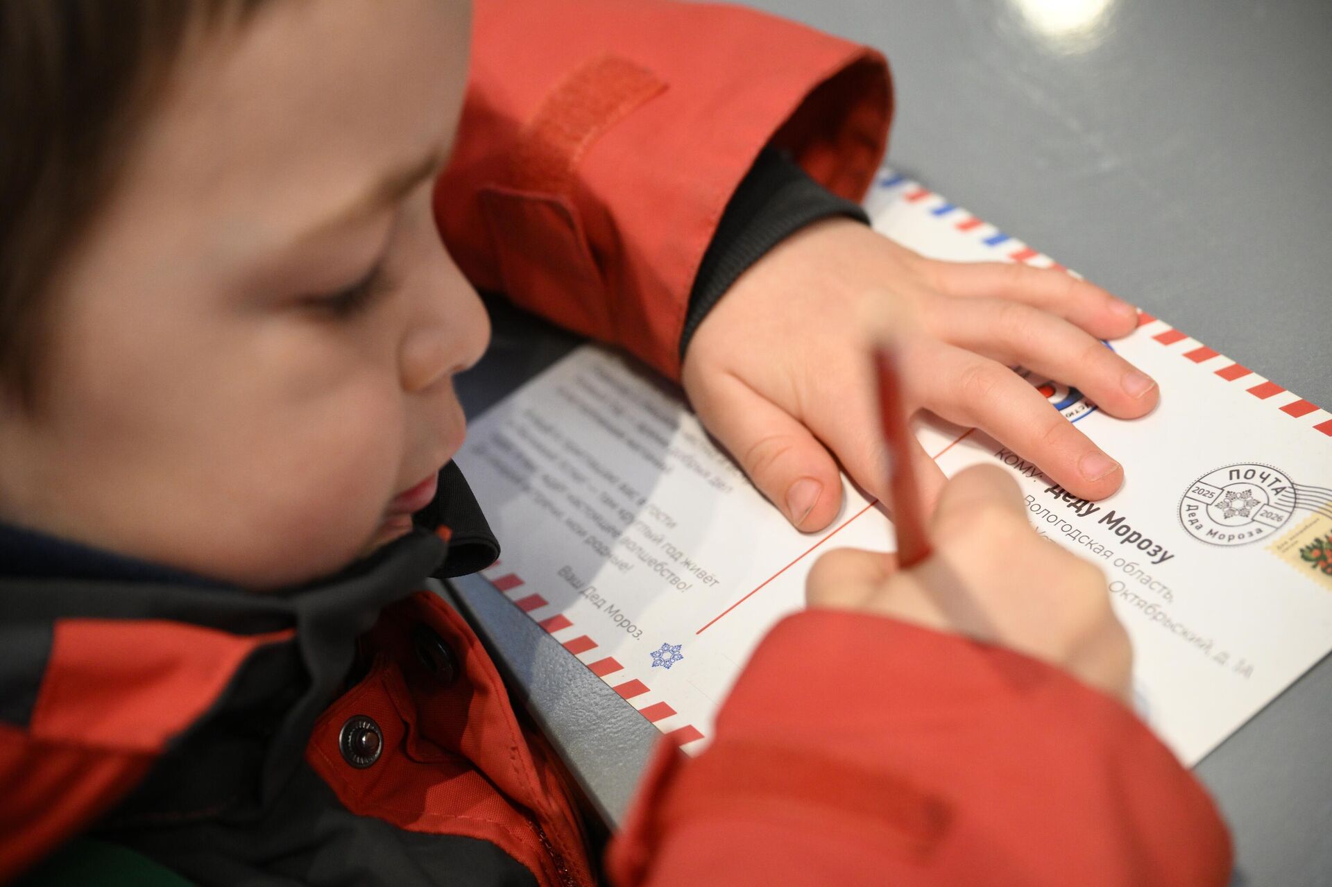 Ребенок пишет письмо Деду Морозу - Sputnik Беларусь, 1920, 11.12.2025