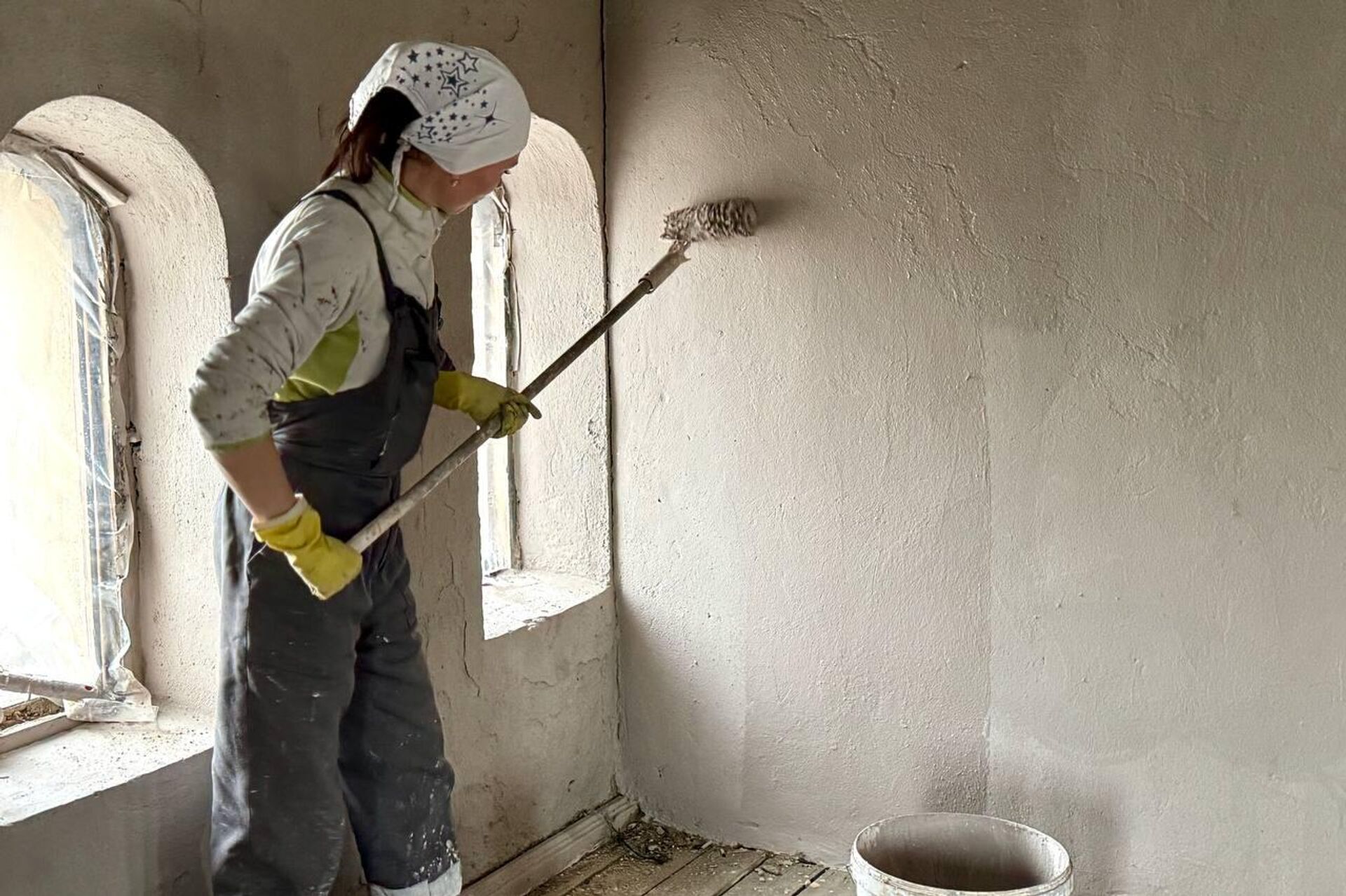 Малярные работы в здании Ворот Минска - Sputnik Беларусь, 1920, 11.12.2025